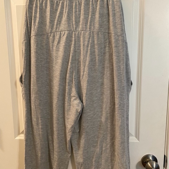 Comfy maternity capris - Picture 3 of 3